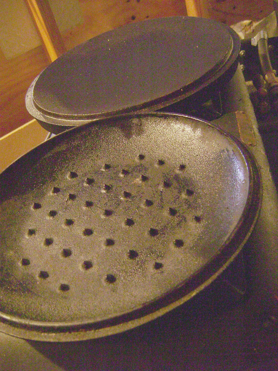 Dutch Oven Lids The small spikes or 'bumps' on the underside of the lids keep steam and moisture circulating onto and around the food.