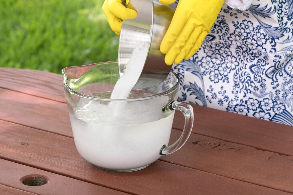 pouring lye into water