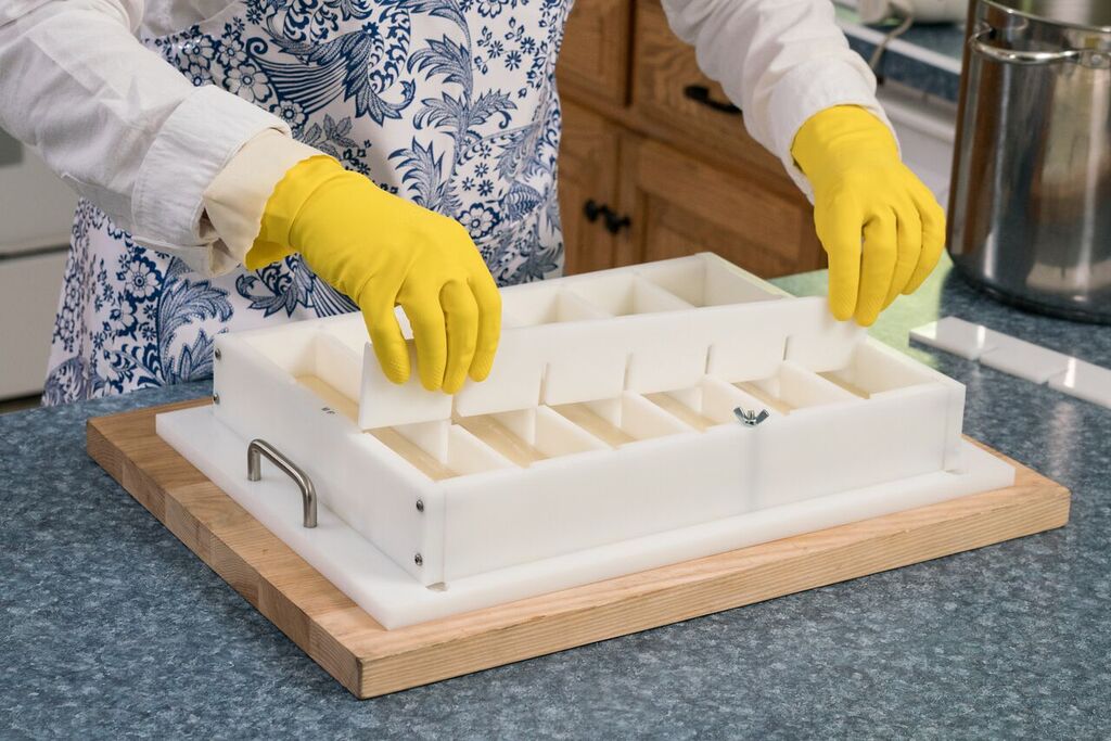 adding dividers to molds
